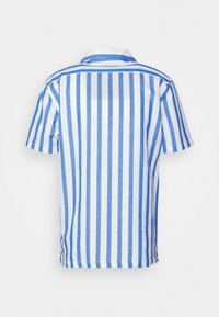 Camicia a maniche corte in blu e bianco a righe, con colletto classico e doppio bottone, realizzata in tessuto leggero con una consistenza liscia.