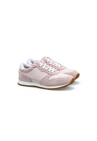 Rosa Wildleder-Sneaker mit weißen Lederakzenten, runder Zehenpartie und strukturierten Paneelen. Mit weißen Schnürsenkeln und einer braunen Gummisohle.