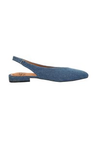 Denim slingback platte schoen, spitse neus, lage zwarte zool, elastische hielband, textiel van blauwe stof, minimalistisch ontwerp.