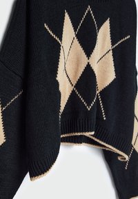 Zwarte gebreide trui met een beige argyle-patroon, geribbelde manchetten en zoom, en een losse, oversized pasvorm.