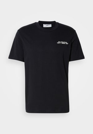 Μαύρη βαμβακερή μπλούζα T-shirt με στρογγυλή λαιμόκοψη, κοντά μανίκια και λευκή εκτύπωση "CAN'T TOUCH THIS" στο στήθος. Απλός σχεδιασμός.