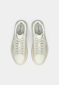 Hvide læder sneakers med en glat struktur, rundet tå, flade snørebånd og præget logo på indersålen. Minimalistisk design med diskrete accenter.