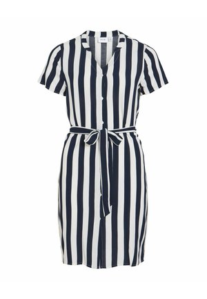 Robe à manches courtes, longueur genou, avec des rayures verticales noires et blanches, boutonnée sur le devant, et ceinture assortie en tissu nouée à la taille.