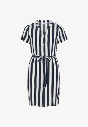 Robe à manches courtes, longueur genou, avec des rayures verticales noires et blanches, boutonnée sur le devant, et ceinture assortie en tissu nouée à la taille.