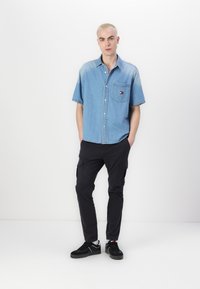 Tommy Jeans CREST OVERSHIRT - Shirt - denim light