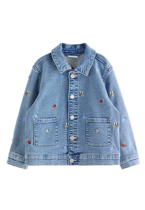 Lyseblå denimjakke med knaplukning, to frontlommer og broderede mønstre af en bi, en mariehøne og blå frugter spredt rundt.