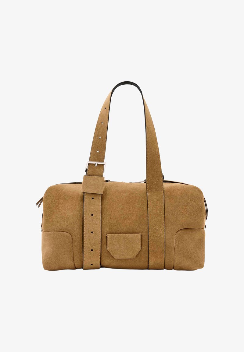 Sac polochon en daim brun avec une large bandoulière ajustable et une petite poche avant, présenté sur un fond blanc.