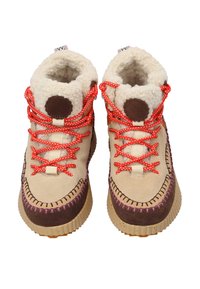 Herre ankelstøvler i beige og brun ruskind med imiteret pelskrave, orange-røde snørebånd og gummisål med farverige syningsdetaljer.