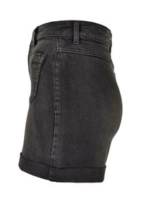 Melni džinsi šorti ar sarullētu apakšmalu, pieci kabatas dizains, jostas cilpas un gluda tekstūra. Attēlots sānu skats.