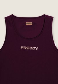 Top senza maniche color bordeaux con scollatura rotonda, caratterizzato da un logo metallizzato "FREDDY" sul davanti e un'etichetta in pelle beige sul collo.