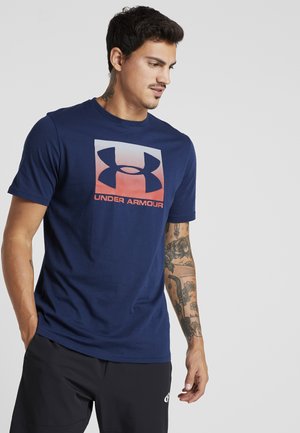Under Armour BOXED SPORTSTYLE - Camiseta estampada - academy/red