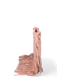 Clutch rosa in suede con lunghe frange, occhielli metallici lungo i lati, dettaglio ad anello vicino al bordo superiore, appoggiato in posizione verticale su uno sfondo bianco.