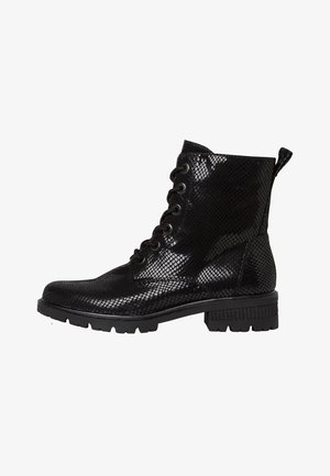 Bottes noires à la cheville avec une surface texturée et brillante, dotées d'un système de laçage, d'une semelle robuste et d'une languette à l'arrière pour faciliter l'enfilage.