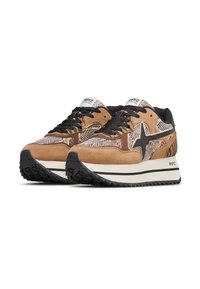 Sneaker in suede color tan con pannelli in rete, lacci neri e un logo a stella prominente. Presenta una suola intermedia bianca spessa e una suola nera testurizzata.