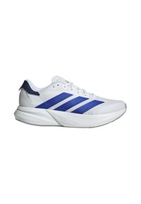 Baskets de sport blanches avec des accents bleus, présentant une tige en mesh, trois rayures diagonales et une semelle en caoutchouc texturée pour une meilleure adhérence.
