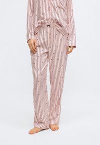 Set de pijamale din satin roz cu dungi verticale și modele geometrice mici. Cămașa are nasturi în față, iar pantalonii au talie elastică.