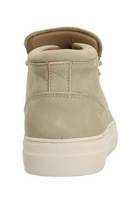 Lichtbeige hoogtop sneaker met een zijdezachte nubuck textuur, gewatteerde kraag en rubberen zool. Stiksels langs het achterpaneel en de zijkanten.