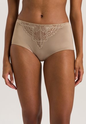 Beige high-waisted ondergoed met een doorschijnende lace accent aan de voorkant. Glad textuur, volledige dekking ontwerp en delicate bloemenpatroon.