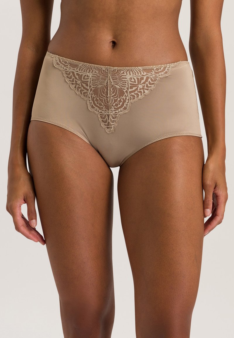 Beige high-waisted ondergoed met een doorschijnende lace accent aan de voorkant. Glad textuur, volledige dekking ontwerp en delicate bloemenpatroon.