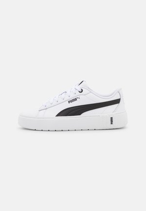 Biały skórzany sneaker z czarnym logo Puma i bocznym paskiem, okrągłym noskiem, płaską białą gumową podeszwą oraz zamknięciem na sznurówki.