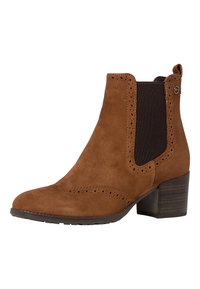 Botín de ante marrón con detalles de perforación tipo brogue, panel lateral elástico negro, lengüeta en la parte trasera y tacón apilado.