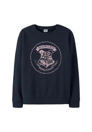 Granatowy sweter z dużą, jasnoróżową grafiką herbu Hogwartu na środku, okrągłym dekoltem oraz prążkowanymi mankietami i dołem.