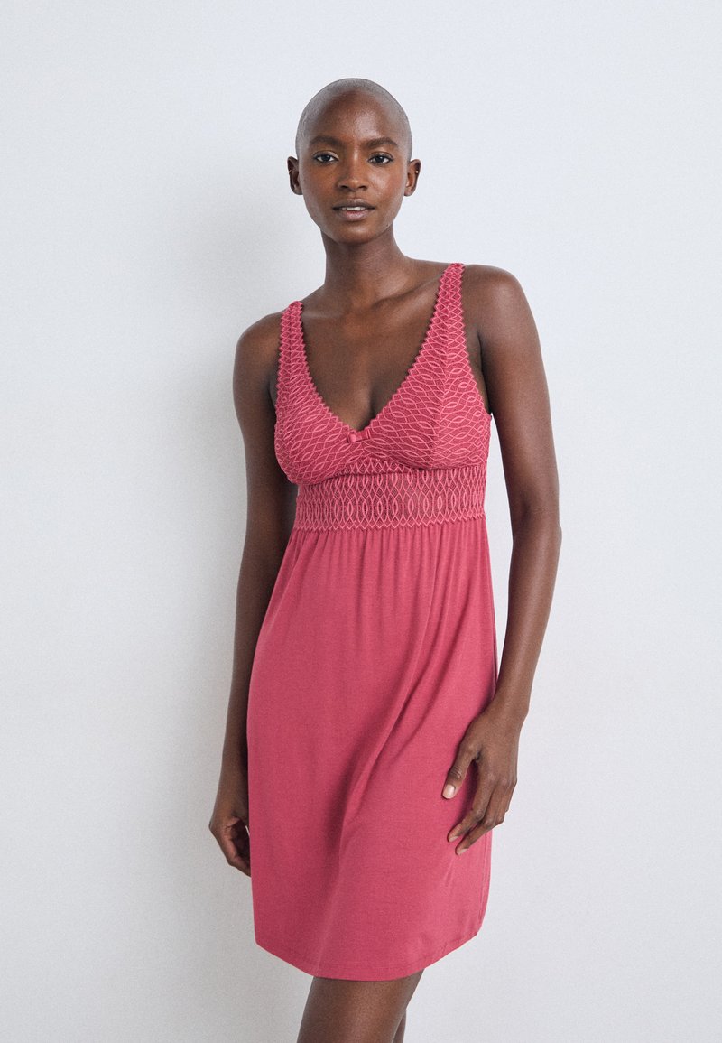 Triumph AURA SPOTLIGHT - Hálóing - strawberry allure