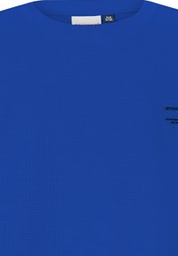 Felpa crewneck di un vivace blu, con texture, dotata di un piccolo logo e testo stampati in nero sulla parte destra del petto, etichetta della taglia all'interno del colletto.