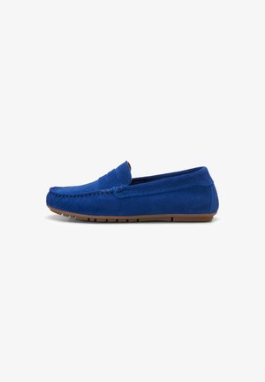 Modré semišové slip-on mokasíny s kulatou špičkou, dekorativním prošíváním, nízkým gumovým podpatkem a hladkým povrchem.