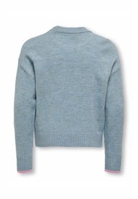 Svetlo modra majica z teksturiranim pletenjem, rebrastim robom in manšetami. Poudarjena s roza obrobo na koncih rokavov. Klasičen okrogel izrez.