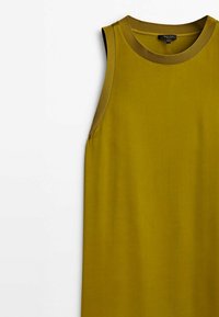 Robe sans manches de couleur olive avec une texture lisse et un col rond côtelé. Présente une silhouette droite et aucun système de fermeture visible.