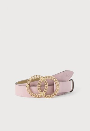 Ceinture en cuir rose clair avec deux boucles anneaux en chaîne dorée entrelacées sur un fond blanc uni.