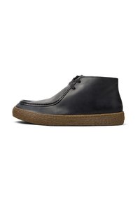 Schwarze Leder-Stiefeletten mit runder Zehenform, einfachen schwarzen Schnürsenkeln und einer strukturierten braunen Gummisohle. Glatte Oberfläche, minimale Nahtdetails.