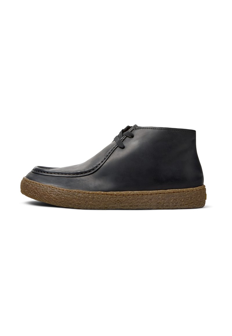 Schwarze Leder-Stiefeletten mit runder Zehenform, einfachen schwarzen Schnürsenkeln und einer strukturierten braunen Gummisohle. Glatte Oberfläche, minimale Nahtdetails.