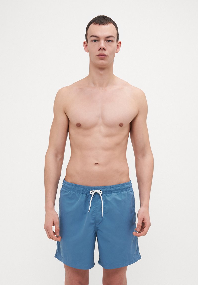 Shorts de bain bleu clair avec une taille élastique, cordon de serrage à l'avant et une texture lisse. Aucune motif ou accent visible.