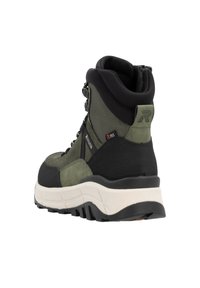 Botte de randonnée verte et noire avec un design haut, un matériau texturé, des lacets et une semelle rembourrée avec un motif de traction distinct.