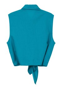 Una blusa senza maniche turchese con colletto, caratterizzata da un dettaglio sul retro annodato e una texture di tessuto morbido e leggero.