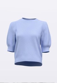 Svetlo modra pletena majica s kratkimi, napihnjenimi rokavi, rebrastim izrezom in robom, z nežnim teksturiranim vzorcem po celotni površini.