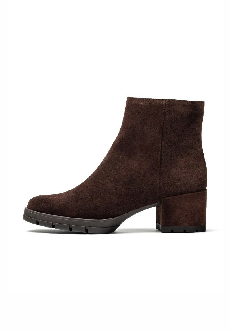 Stivali alla caviglia in suede marrone con tacco spesso, caratterizzati da una texture liscia e una punta arrotondata, progettati per comfort e supporto.