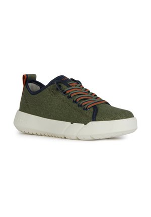 Zapatillas de tela verde con detalles en azul marino y cordones naranjas. Presentan una suela blanca gruesa con agarre texturizado. Diseño ligero para mayor comodidad.