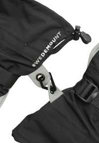 Schwarze Stoffriemen mit einem glatten grauen Akzent, ausgestattet mit verstellbaren Schnallen, Clips und dem in Weiß gestickten Text "SWEDEMOUNT".
