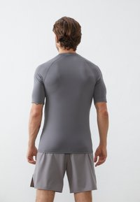 Pier One Sport QUICK DRY SHORT SLEEVE MUSCLE FIT T-SHIRT - T-shirt básica - dark grey