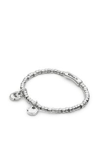 Bracelet en perles d'argent au design lisse et arrondi, comprenant deux petits charms : l'un avec l'inscription « Amar » et un autre simple charm rond.