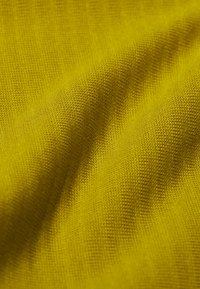 Texturerad, vävd tyg i starkt gult, som visar en slät yta och en medelvikt, med ett konsekvent mönster genom hela.