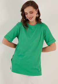 LELA Slim Fit - Palaidinė - benetton color
