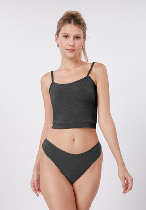 Hall hall puuvillane lühike särk, millel on õhukesed spagettrihmad, ja sobivad kõrge vöökohaga aluspüksid. Kangas on pehme tekstuuriga ja vormitu disainiga.