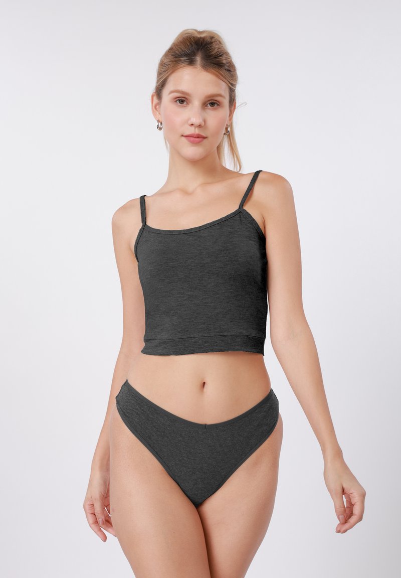 Haut court en coton gris avec fines bretelles spaghetti et culotte taille haute assortie. Le tissu a une texture douce et une coupe ajustée.