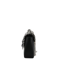 Borsa a tracolla in pelle nera con forma rettangolare, tracolla in catena argentata e texture liscia. Presenta parti metalliche ai lati.