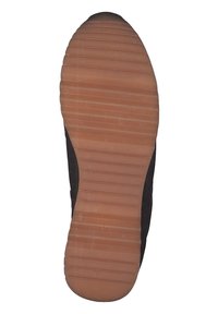 Schwarze Gummisohle mit horizontalen Rillen, versehen mit einer braunen strukturierten Oberfläche und einem abgerundeten Absatz. Einfaches und funktionales Design.