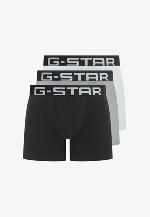 Drei Paare G-Star Boxershorts: schwarz, grau und weiß. Jedes Paar verfügt über einen schwarzen, gebrandeten Bund mit weißen Buchstaben und passgenauem Sitz.